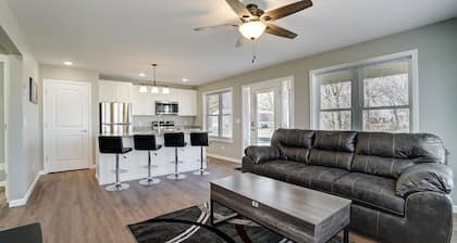 Brand New Indian Lake rentals that are side by side for a great group experience