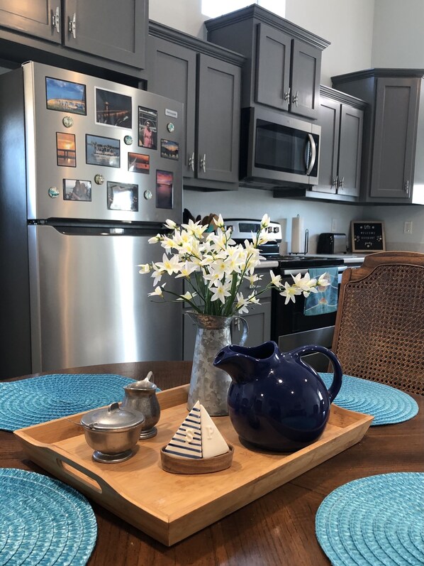 Réfrigérateur, four à micro-ondes, un four, surface de cuisson