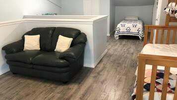 2 bedrooms, iron/ironing board, travel cot, free WiFi