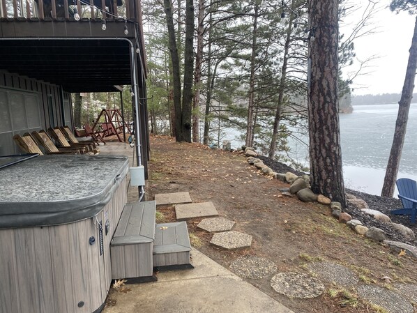 Outdoor spa tub - Crosslake Rental! Great location in town and on chain with hot tub!!!!!! (Crosslake)
