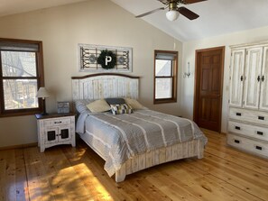 4 bedrooms, free WiFi, bed sheets - Crosslake Rental! Great location in town and on chain with hot tub!!!!!! (Crosslake)