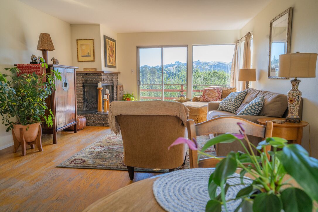 Sunny and beautiful, 5 Walk to Downtown Fairfax!