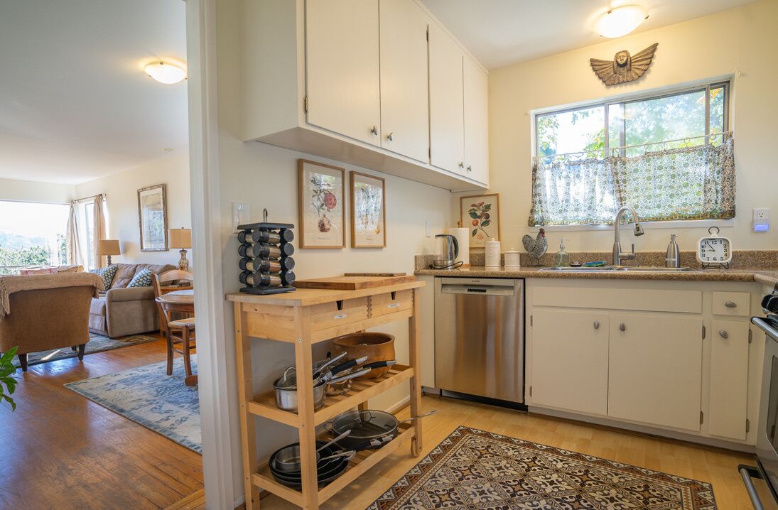 Sunny and beautiful, 5 Walk to Downtown Fairfax!