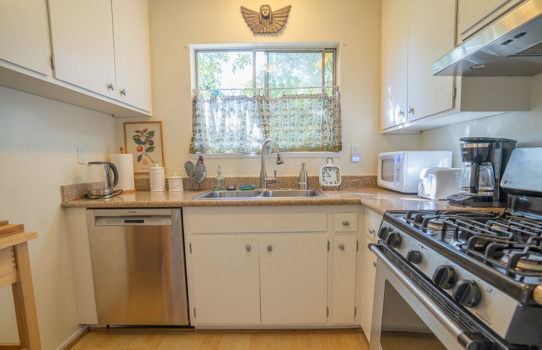 Sunny and beautiful, 5 Walk to Downtown Fairfax!