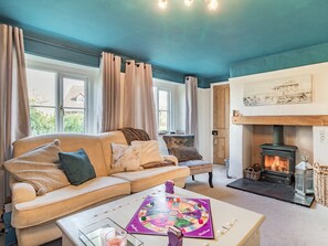 Fireplace - 5 bedroom accommodation in Saham Toney (Saham Toney)