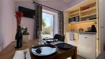 Deluxe Studio Suite, Garden View | Private kitchen | Electric kettle