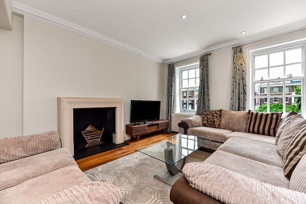 Smart TV, fireplace