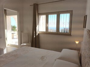 3 bedrooms, desk, iron/ironing board, free WiFi - Panoramic trulli for 7 people in the hills with exclusive swimming pool 8 km from the sea (Monopoli)