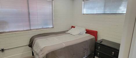 1 dormitori, escriptori, wifi gratuïta i roba de llit