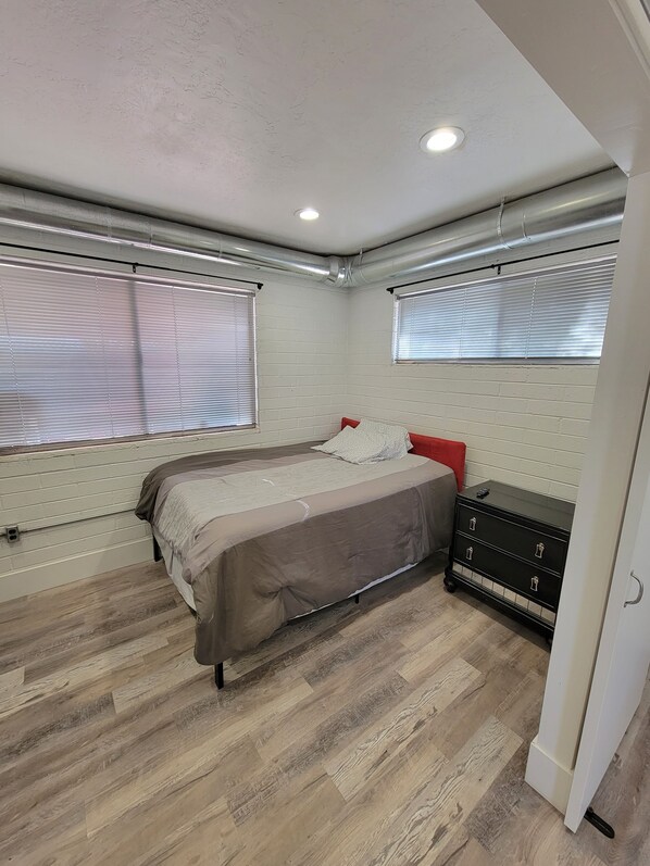 1 bedroom, desk, free WiFi, bed sheets