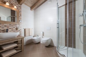 Bathtub, hair dryer, towels - Villa Monaco - Four bedroom villa with swimming pool (Svetvincenat)