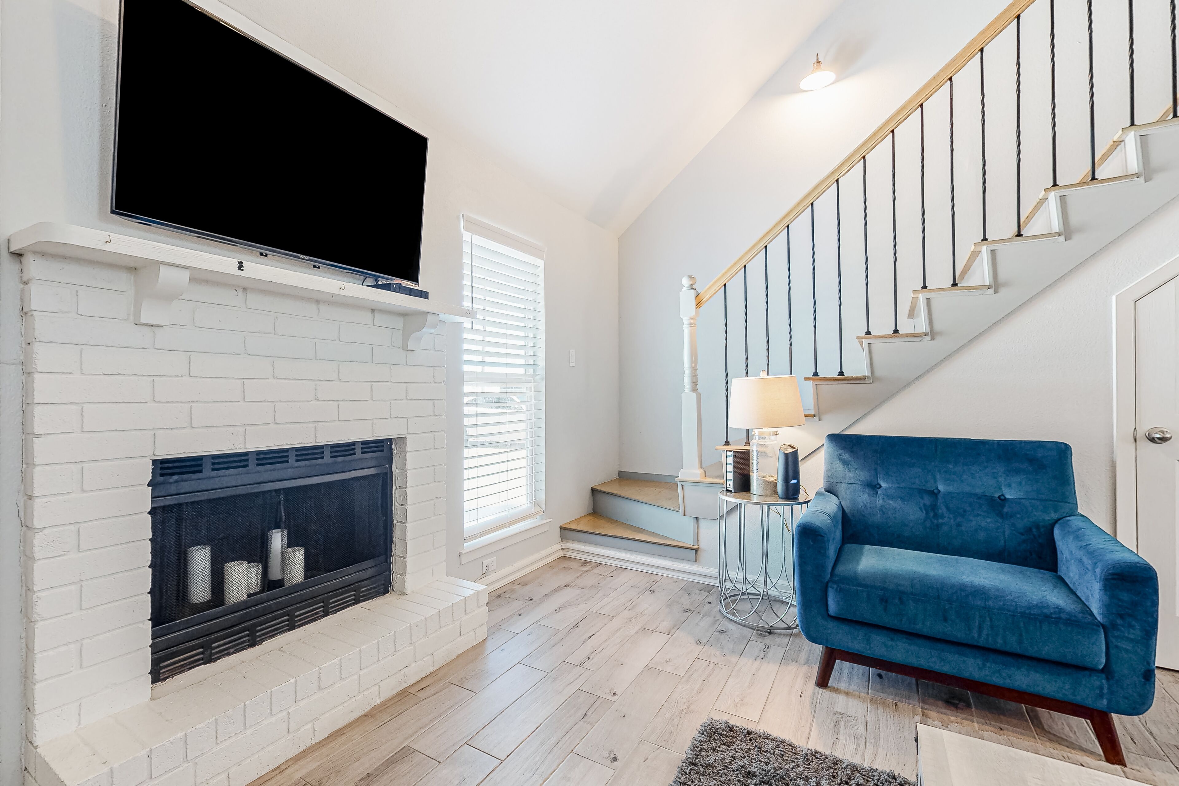 Bright getaway near the beach with shared pool/hot tub, private W/D, & free WiFi