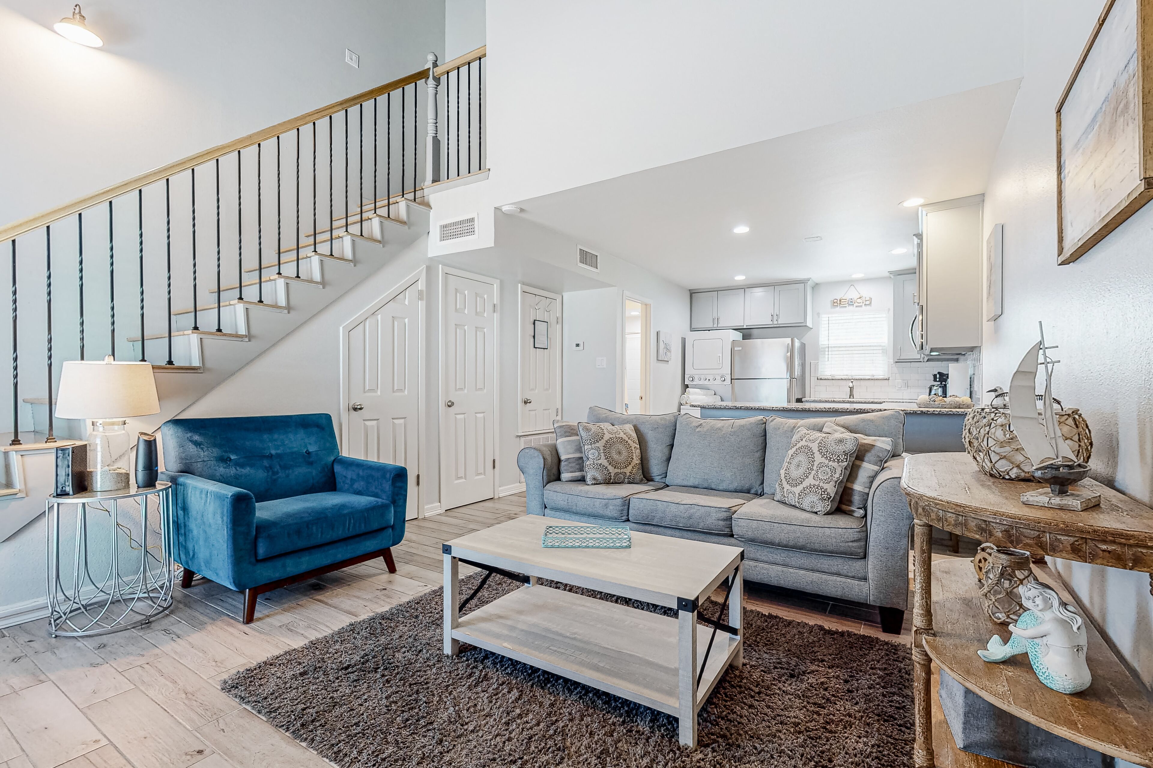 Bright getaway near the beach with shared pool/hot tub, private W/D, & free WiFi