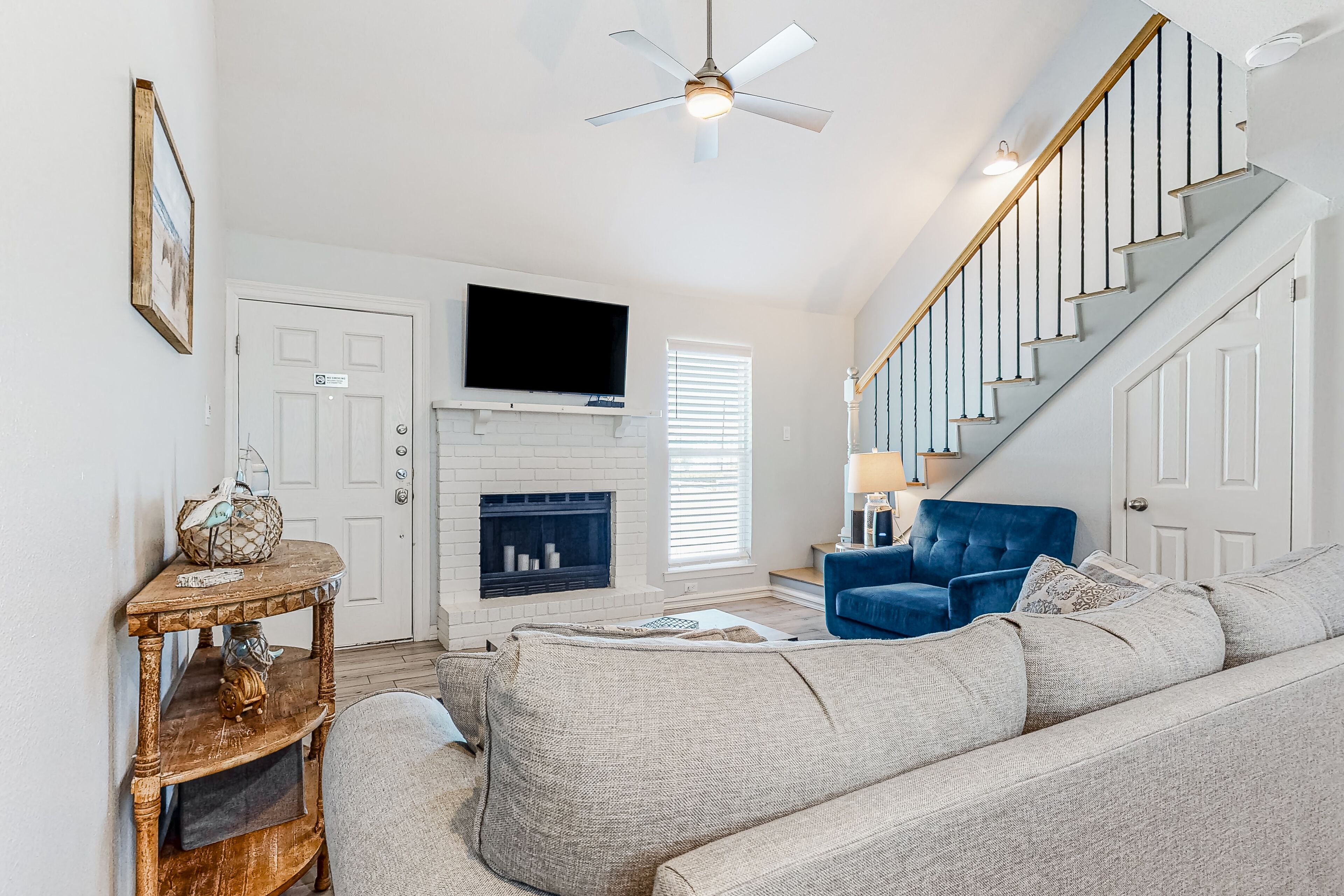 Bright getaway near the beach with shared pool/hot tub, private W/D, & free WiFi