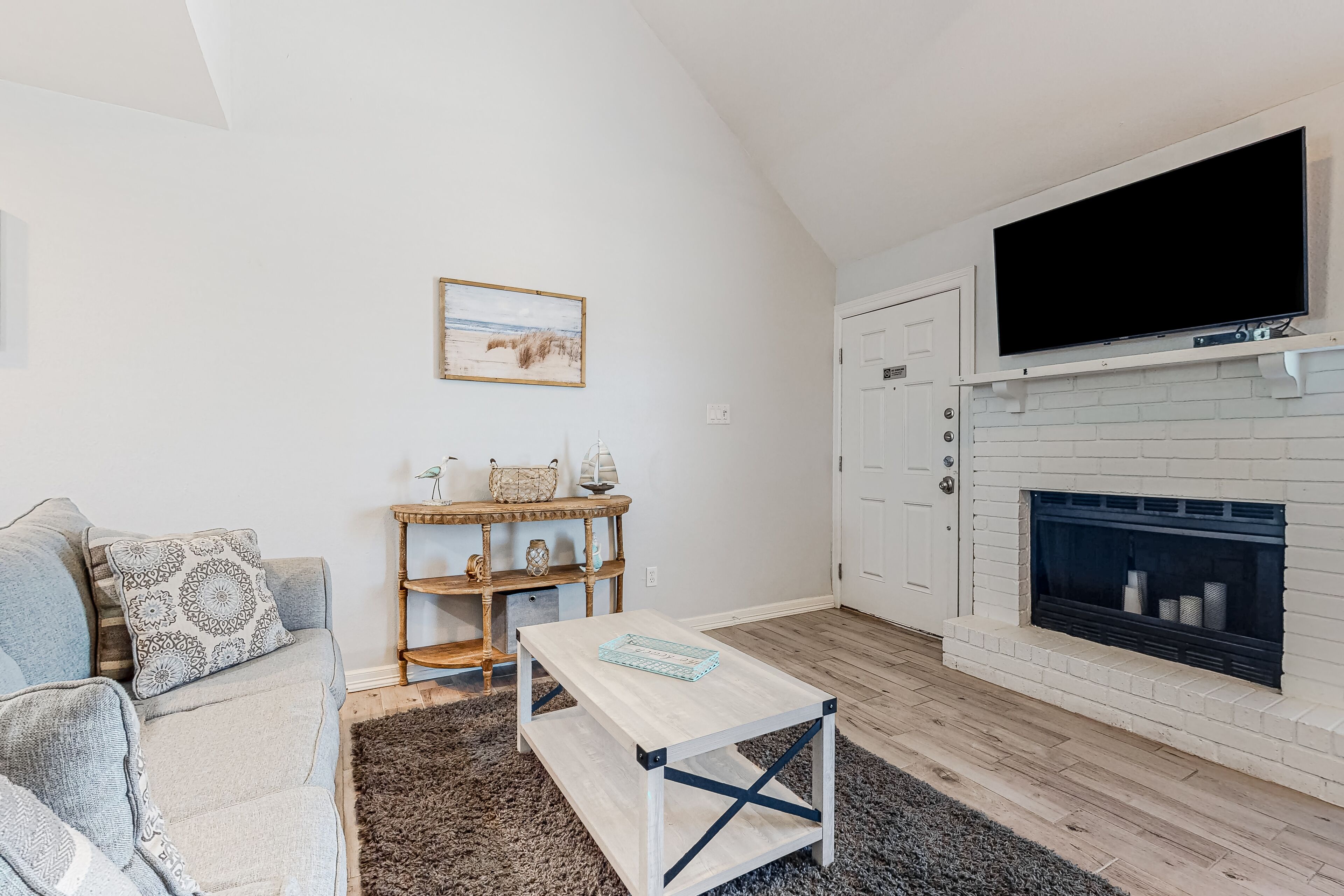 Bright getaway near the beach with shared pool/hot tub, private W/D, & free WiFi