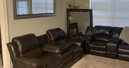 SPACIOUS LUXURY 2 BEDROOM APT. CLOSE TO ASHLEY PARK SHOPING , ENTERTAINMENT AND