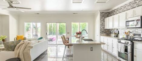 Réfrigérateur, micro-ondes, four, plaque de cuisson