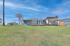 Exterior - Bayfront home with private dock, deck, screened lanai, central ac, & WiFi (Rockport)