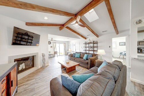 Bayfront home with private dock, deck, screened lanai, central ac, & WiFi