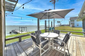 Outdoor dining - Bayfront home with private dock, deck, screened lanai, central ac, & WiFi (Rockport)
