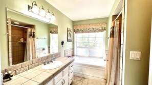 Baignoire, baignoire à jets, sèche-cheveux, bidet
