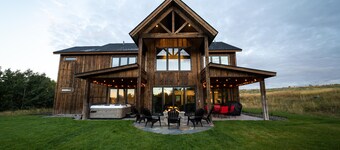Spacious Modern Cabin w/ 4 Master Suites & Jacuzzi