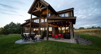 Spacious Modern Cabin w/ 4 Master Suites & Jacuzzi