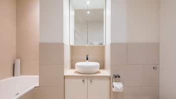 Vasca, asciugacapelli, asciugamani, sapone