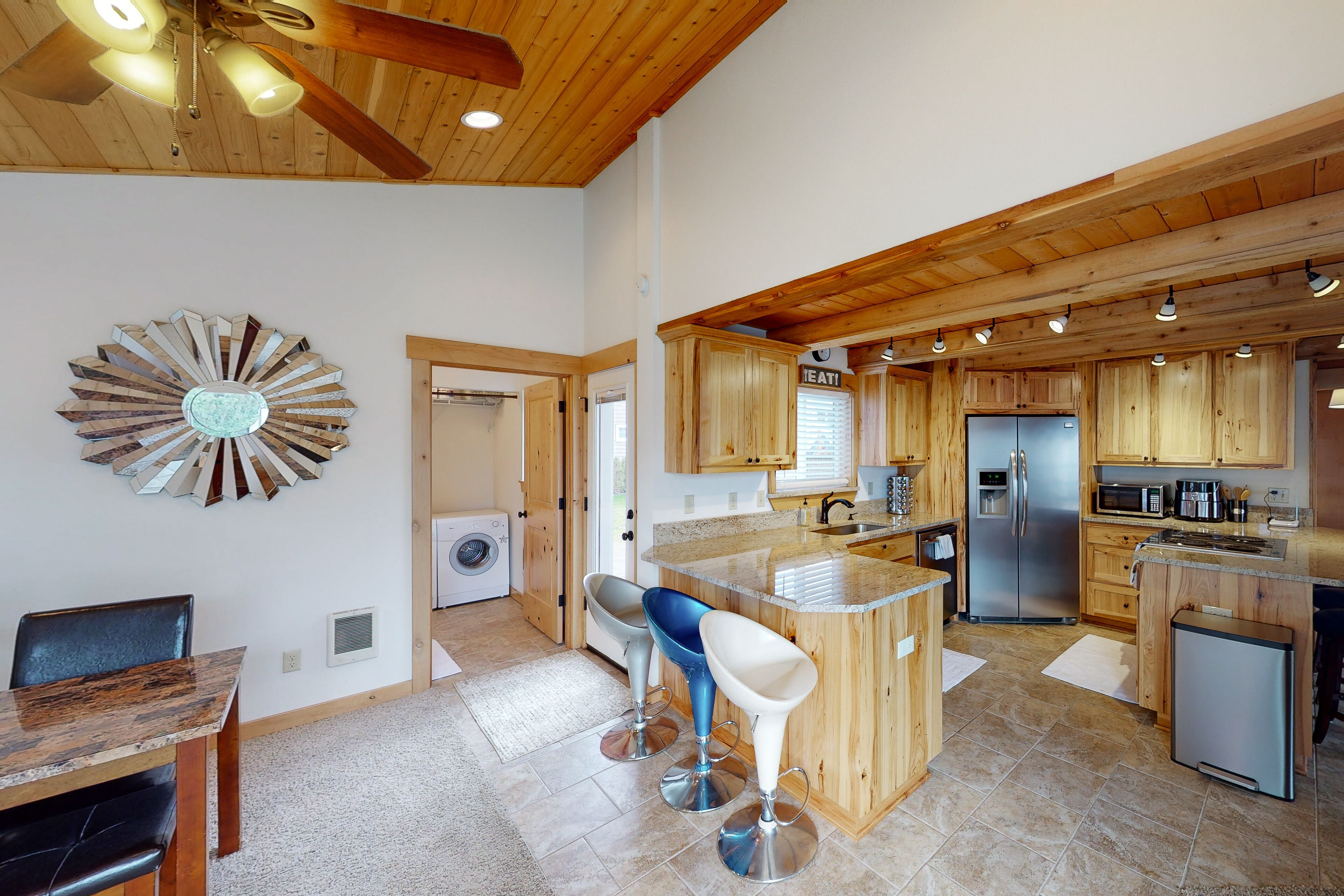 Beach bungalow with enclosed yard, deck, grill, private washer/dryer, & WiFi