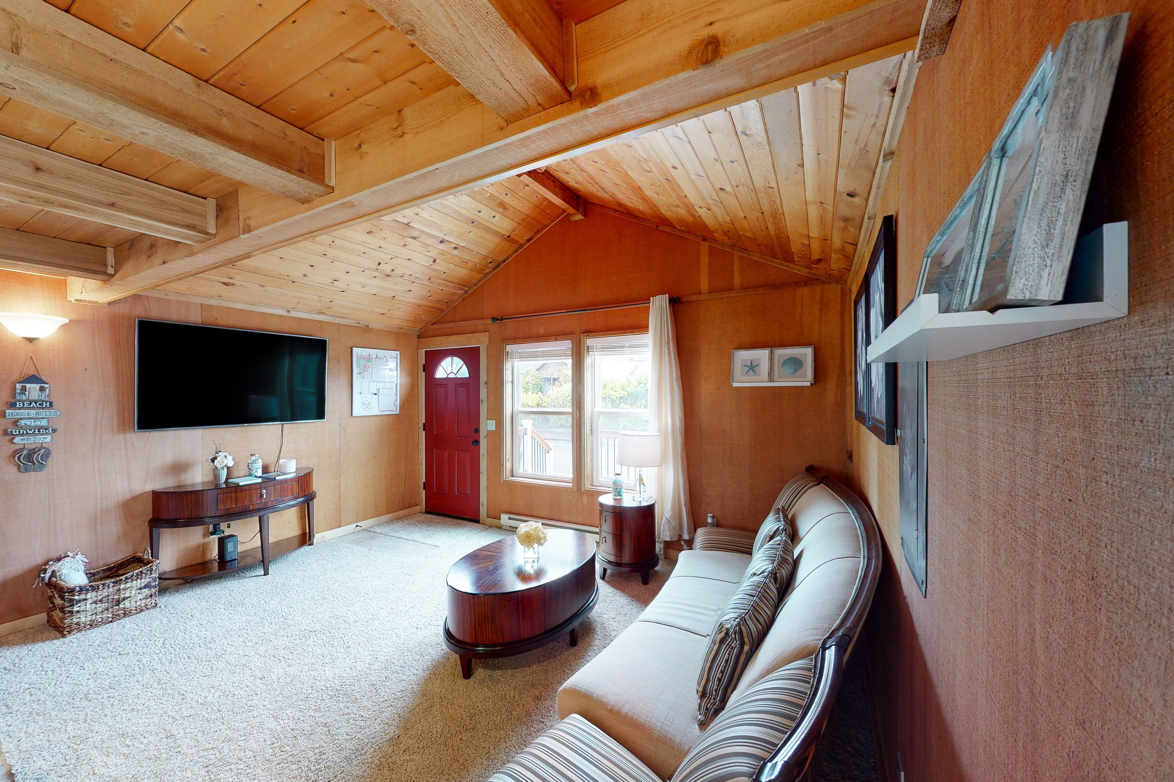 Beach bungalow with enclosed yard, deck, grill, private washer/dryer, & WiFi