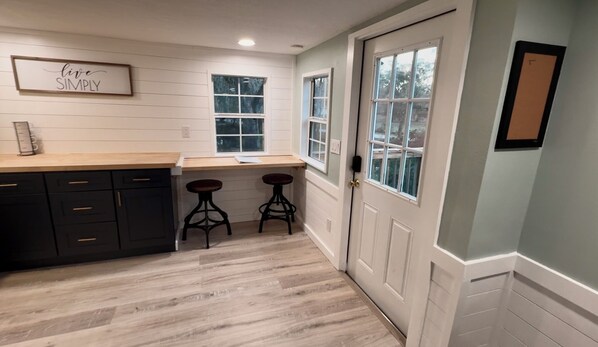 Interior - NEW TO VRBO - Modern Farmhouse Studio - Queen Bed - 1 Acre (Lithia)