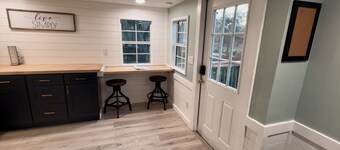 NEW TO VRBO - Modern Farmhouse Studio - Queen Bed - 1 Acre