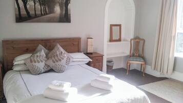 5 bedrooms, free WiFi, bed sheets