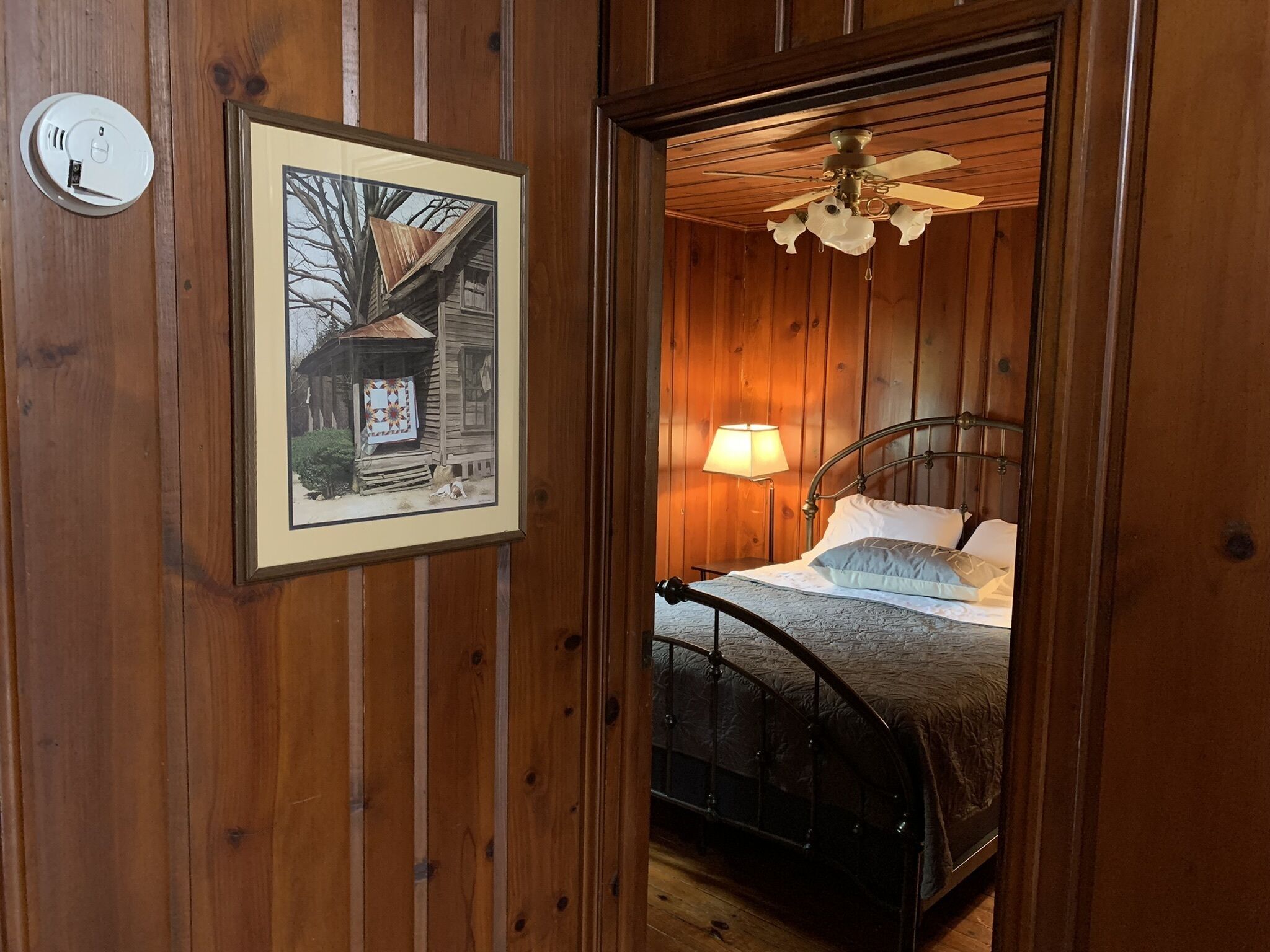 Charming 2 bedroom cabin on private pond!