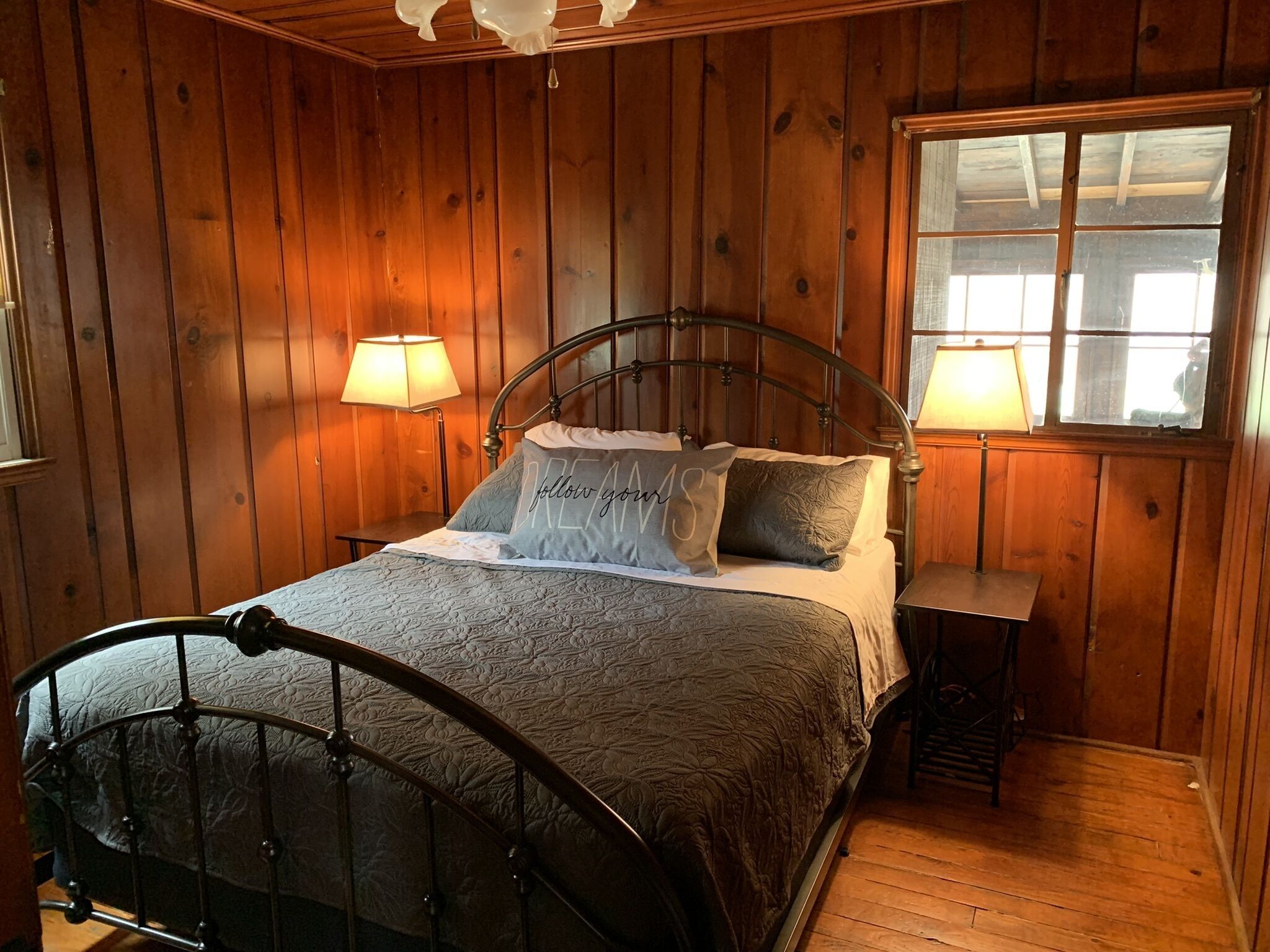 Charming 2 bedroom cabin on private pond!