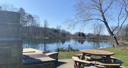 Charming 2 bedroom cabin on private pond!