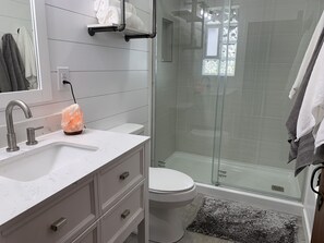 Dusche, Haartrockner, Handtücher, Seife