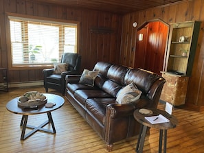 Smart TV, fireplace - Charming 2 bedroom cabin on private pond! (Mount Vernon)