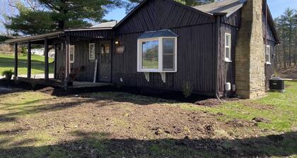Charming 2 bedroom cabin on private pond!