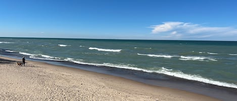 Accommodatie ligt op het strand, ligstoelen, strandlakens