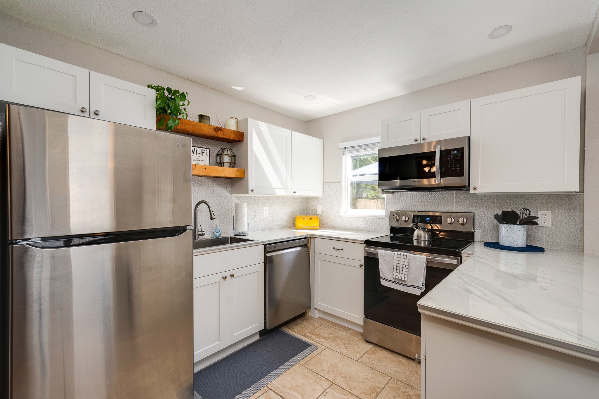 FAMILY/DOG Welcome KING Bed home 5mi-BEACH/DOWNTOWN CLW & Dunedin ~ Fast WIFI!!