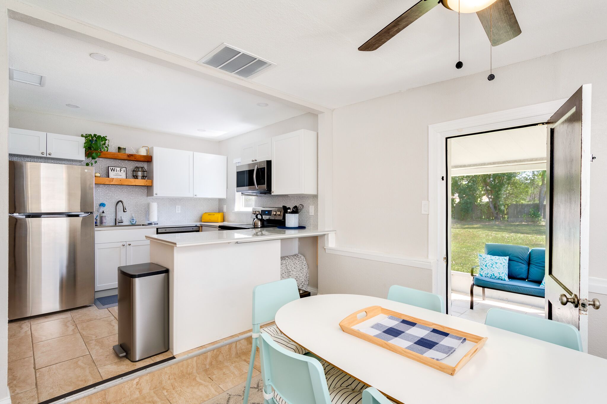 FAMILY/DOG Welcome KING Bed home 5mi-BEACH/DOWNTOWN CLW & Dunedin ~ Fast WIFI!!