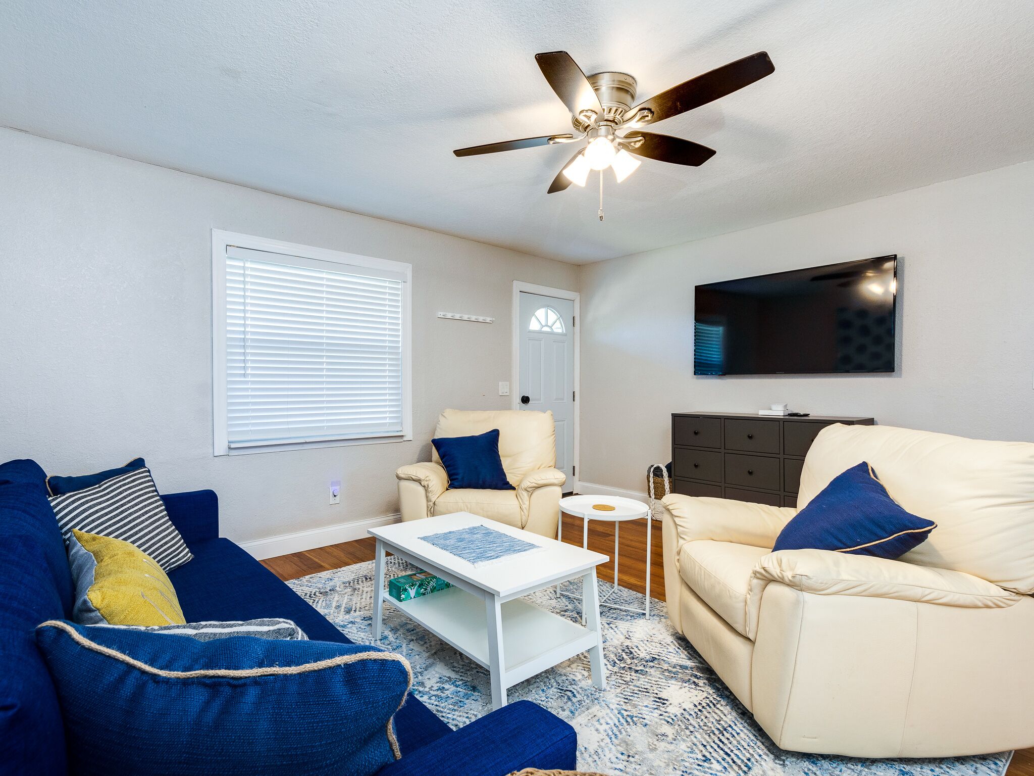 FAMILY/DOG Welcome KING Bed home 5mi-BEACH/DOWNTOWN CLW & Dunedin ~ Fast WIFI!!