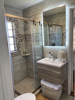Dusche, Haartrockner, Handtücher, Seife