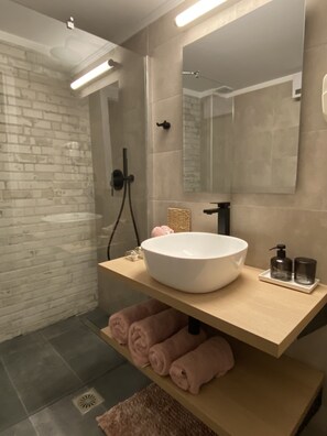 Suihkun ja ammeen yhdistelmä, poreamme, hiustenkuivaaja, bidee