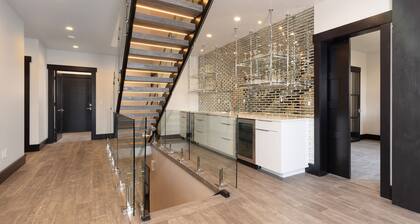 Magnificent Mountain Views, 6 Bedroom 6.5 Bath, Private Lodge, Ski in/out