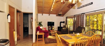 Townhouse in the mountains, close to Storyland and more!