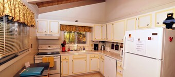 Townhouse in the mountains, close to Storyland and more!