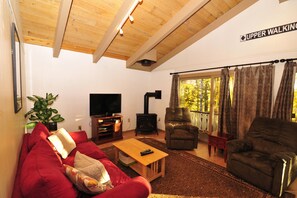 Smart TV, videogiochi, lettore DVD, tavolo da calcetto