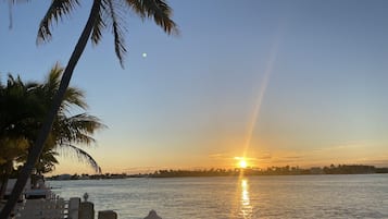Una spiaggia nelle vicinanze, lettini da mare, teli da spiaggia
